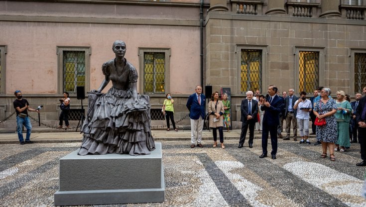 A Milano (grazie alla BCC) la prima statua dedicata ad una donna